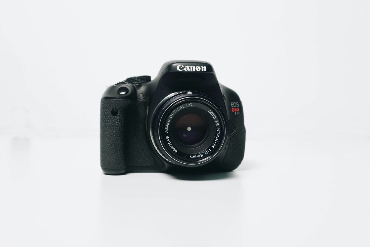 Appareil photo professionnel sur trépied photographiant un salon d'appartement lumineux