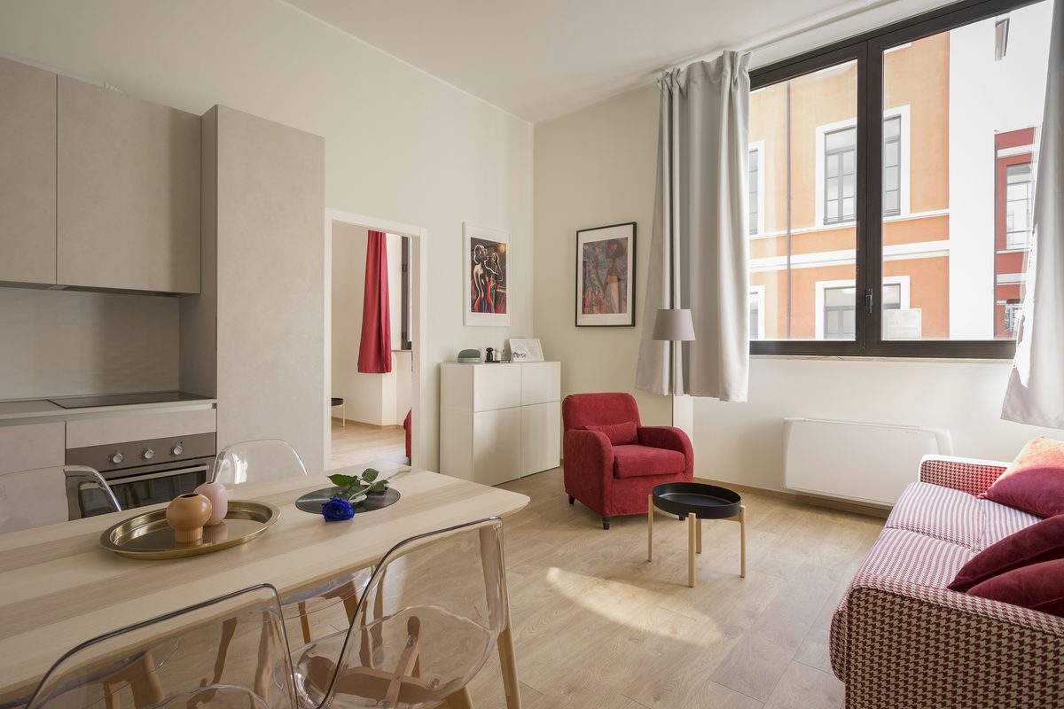 Intérieur d'appartement moderne avec vue sur le lac — le type de bien montreusien qui commande des tarifs premium en location courte durée