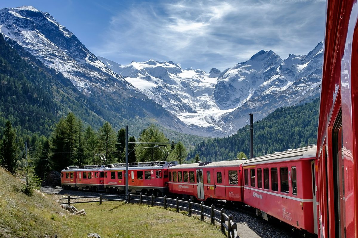 Le Bernina Express rouge du chemin de fer rhétique près de Pontresina
