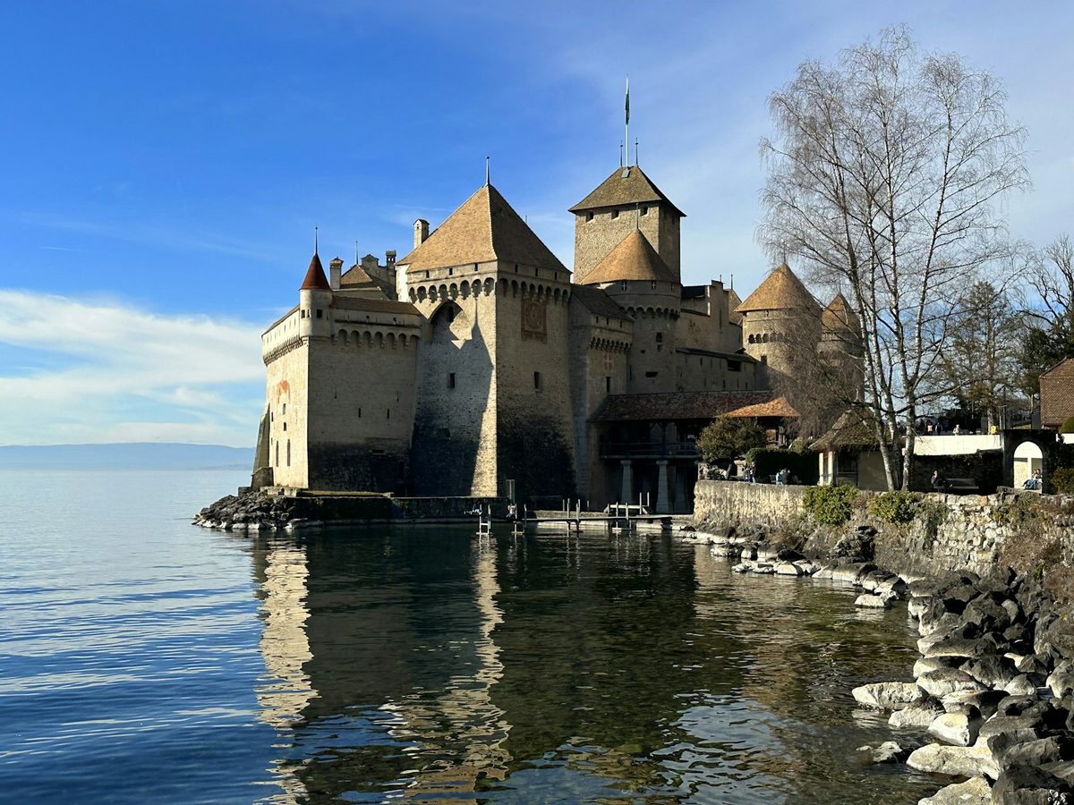 Le Château de Chillon sur son îlot rocheux dans le lac Léman