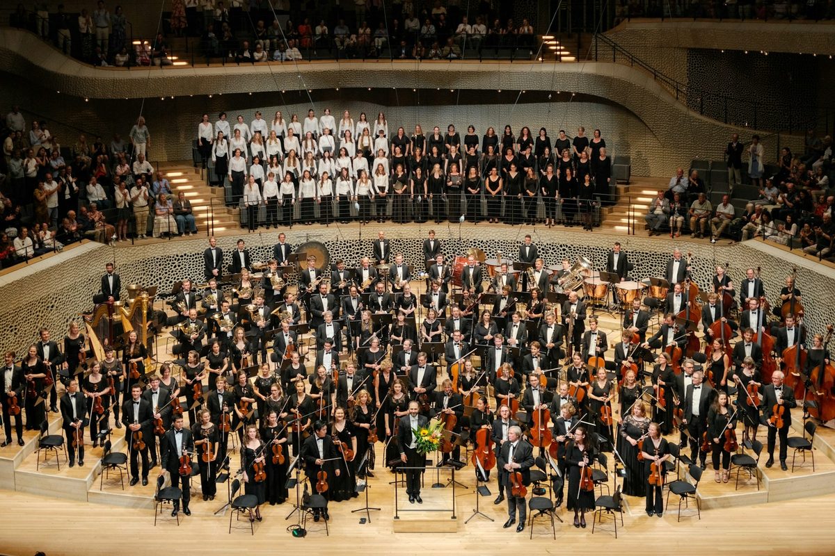 Orchestre et chœur se produisant sur la scène d'une salle de concert
