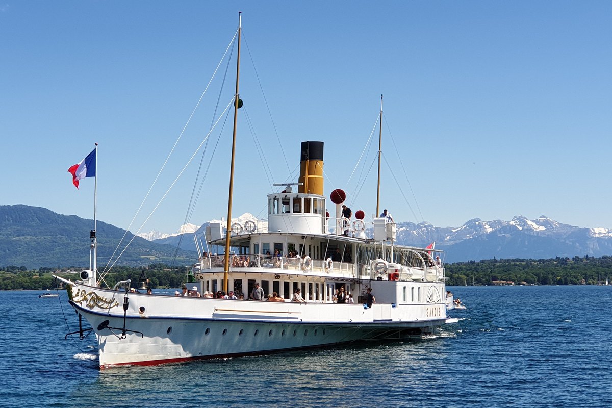 Bateau à vapeur Belle Époque Savoie de la CGN sur le Léman, avec les Alpes en arrière-plan