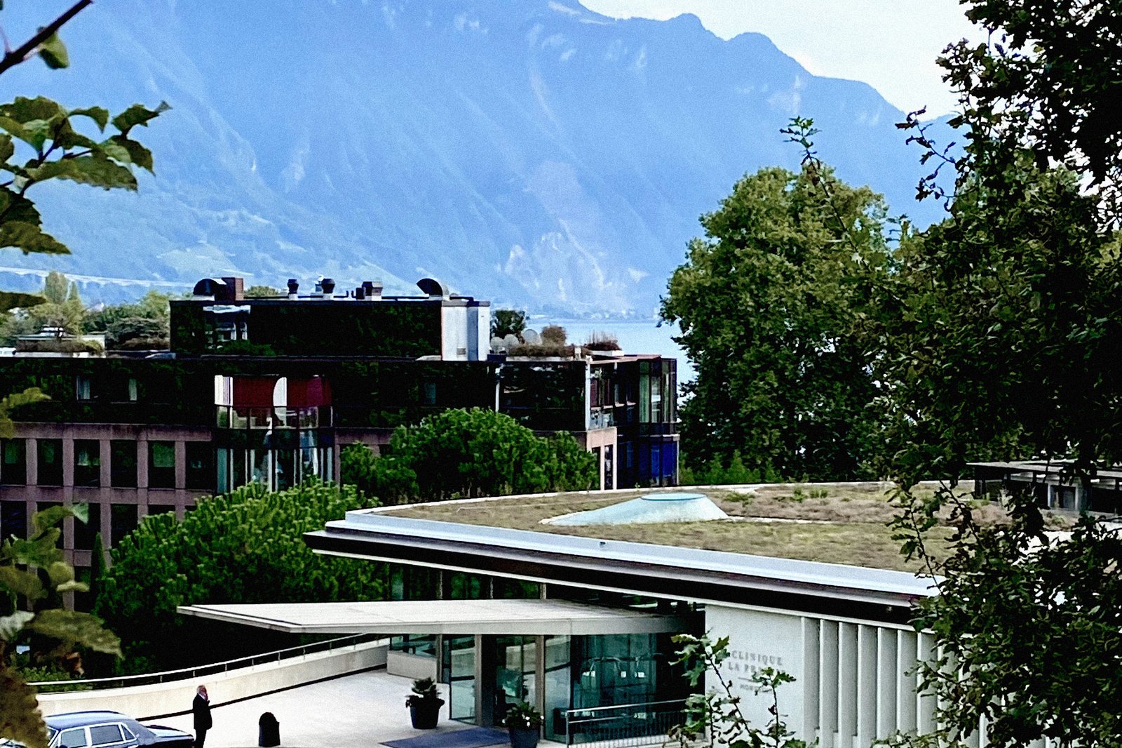La Clinique La Prairie à Clarens près de Montreux, vue d’ensemble avec les Alpes et le Léman en arrière-plan