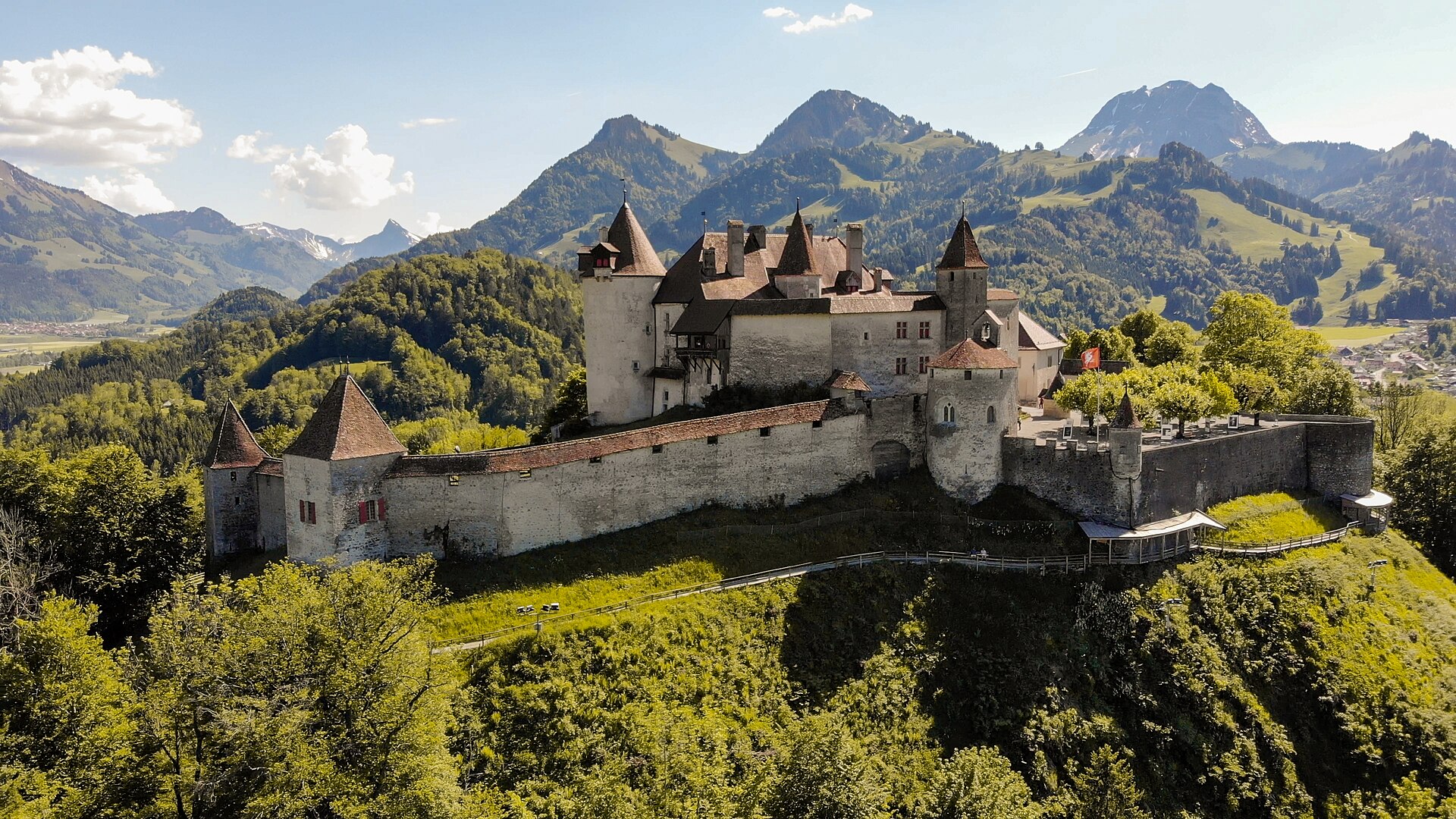 Le château de Gruyères au-dessus de la cité médiévale, Préalpes fribourgeoises