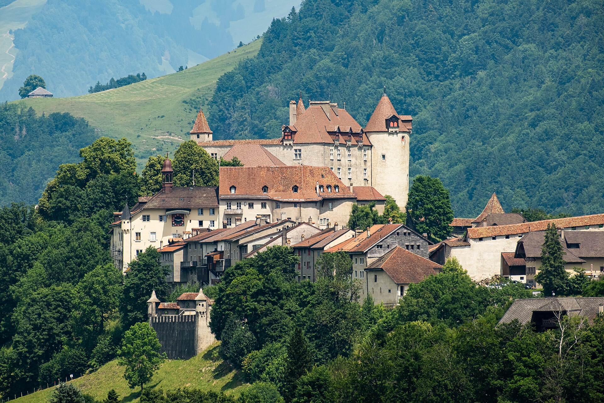 La rue principale pavée de la cité médiévale de Gruyères