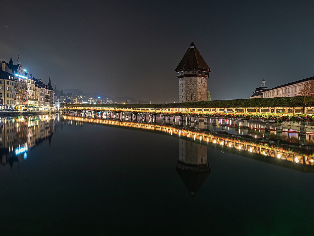 Le Kapellbrücke et les maisons du Rathausquai à Lucerne