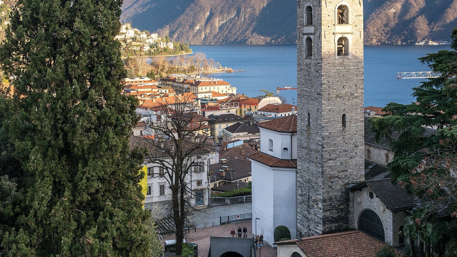 Lugano, sa baie et le Monte San Salvatore vus depuis les terrasses de la gare