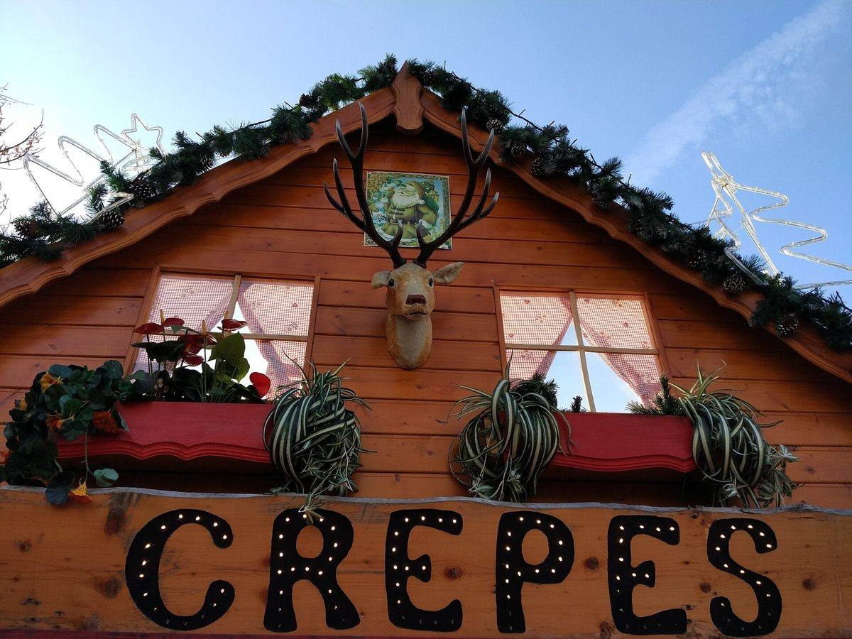 Chalet de crêpes décoré pour Noël au Marché de Noël de Montreux