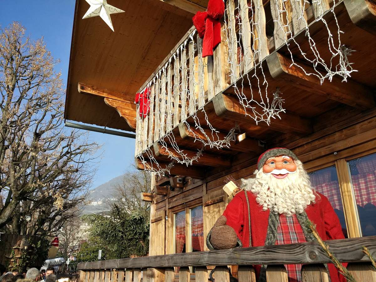 Père Noël et décorations de Noël au Marché de Noël de Montreux