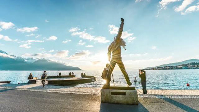 La promenade de Montreux au bord du lac, avec les Alpes en toile de fond