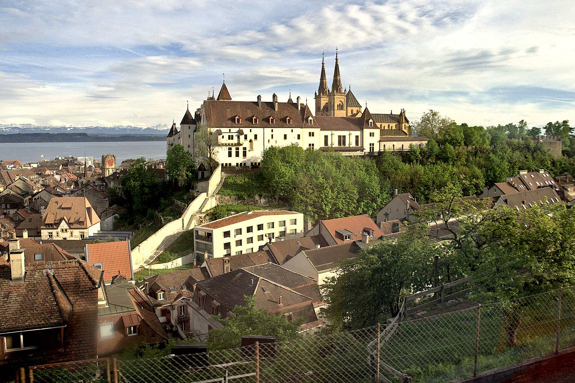 Le ch&acirc;teau de Neuch&acirc;tel et la coll&eacute;giale au-dessus de la vieille ville