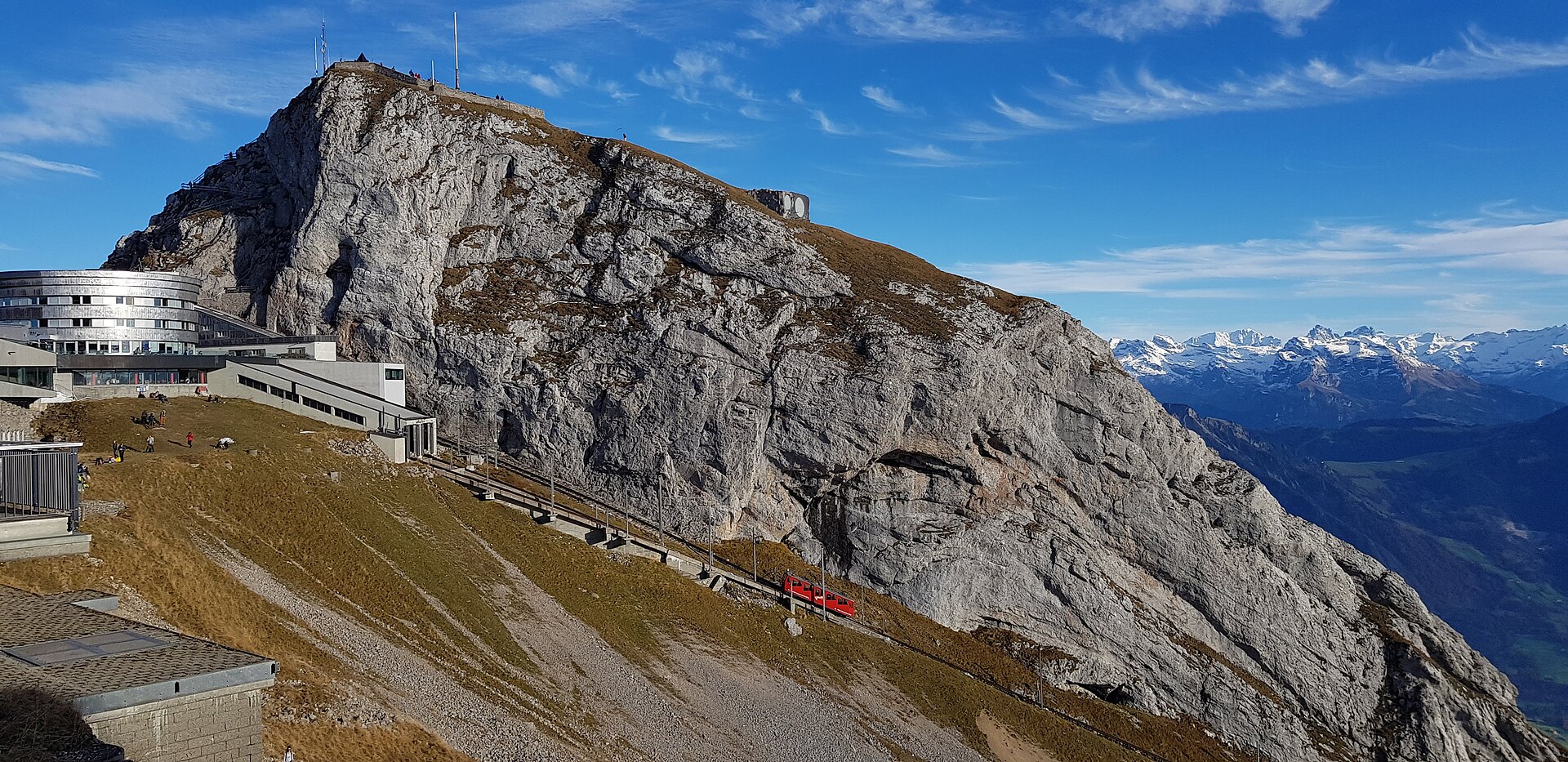 Un train rouge du Pilatus grimpant la voie à crémaillère au-dessus du lac d'Alpnach