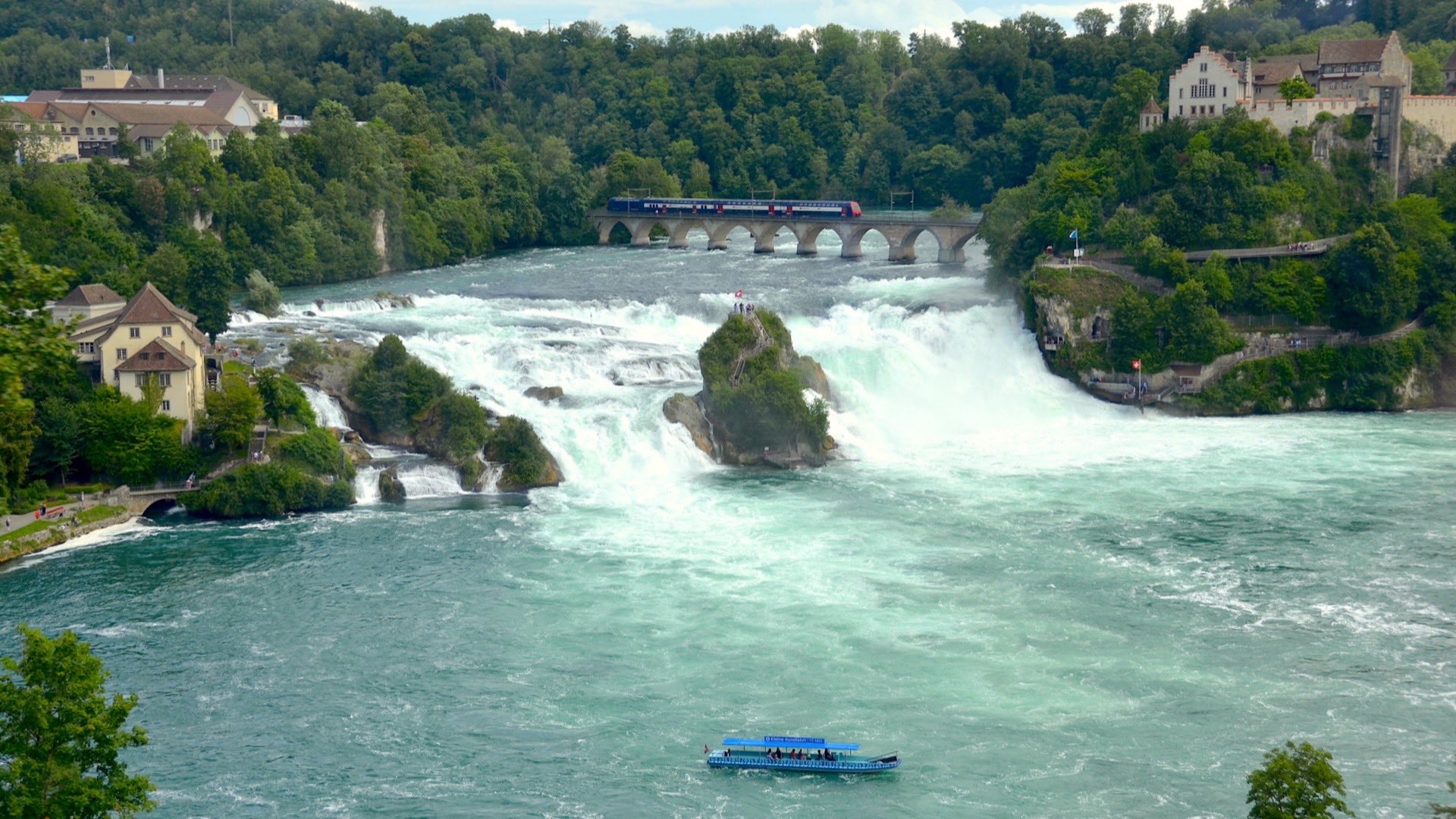 Les chutes du Rhin en Suisse vues de haut, avec le pont du Rhin et le château de Laufen