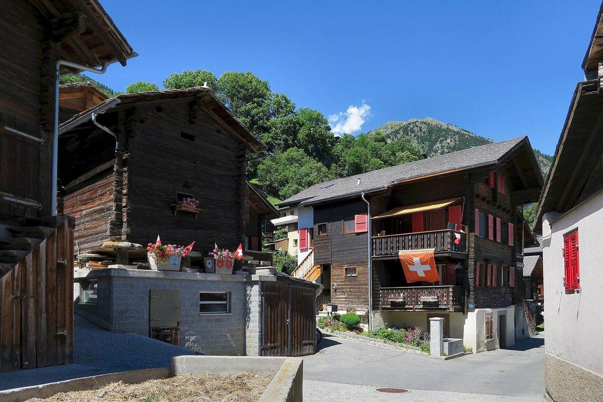 Chalets en bois dans un village de montagne valaisan