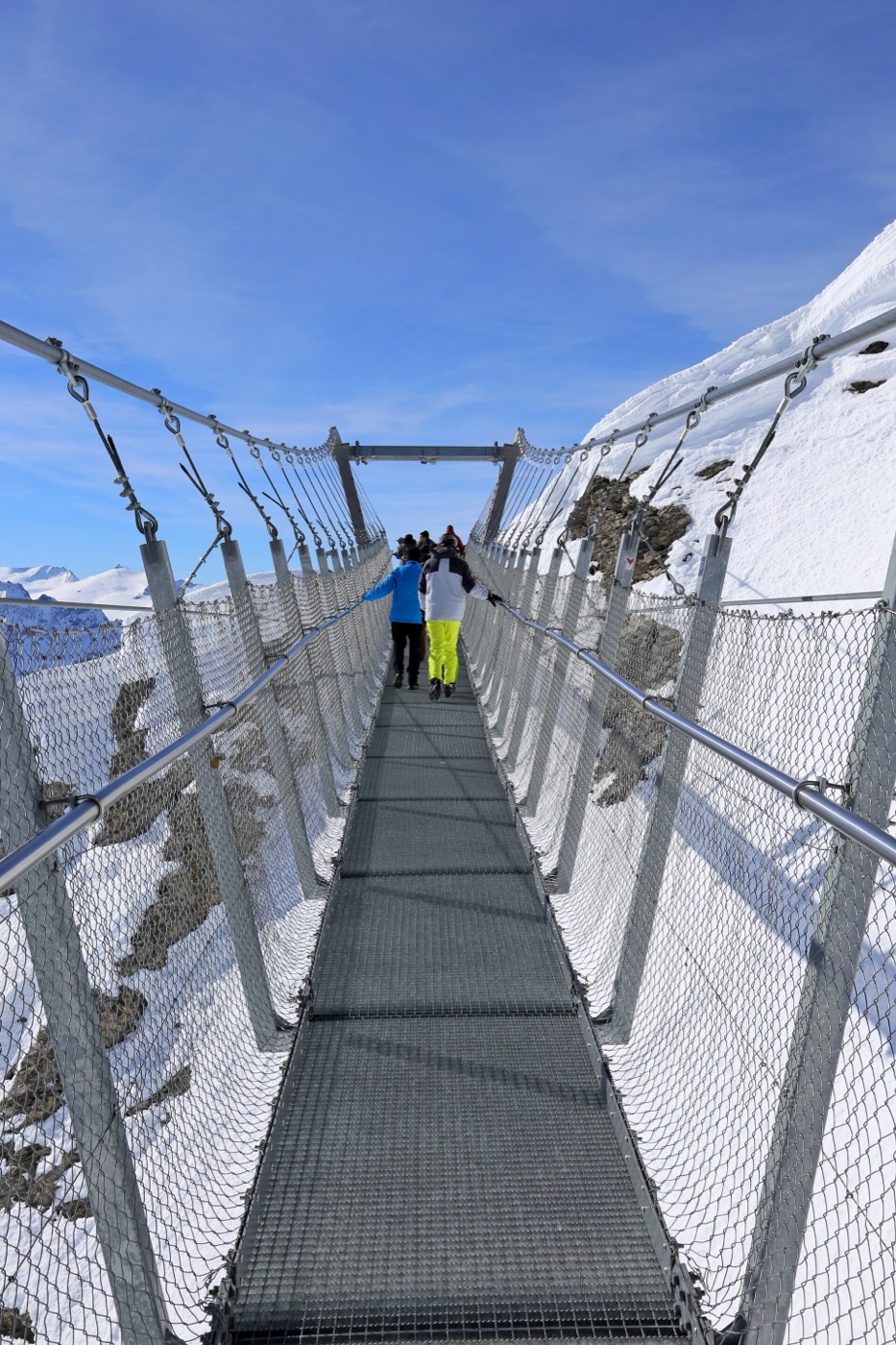 Le pont suspendu Cliff Walk du Titlis dans la neige au-dessus d'Engelberg
