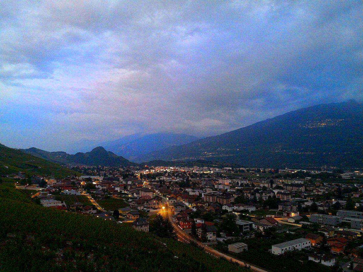 Le village valaisan de Vétroz et la plaine du Rhône au crépuscule