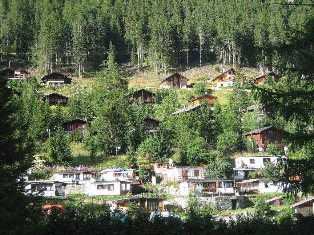 Chalets en bois sur une colline boisée en Suisse