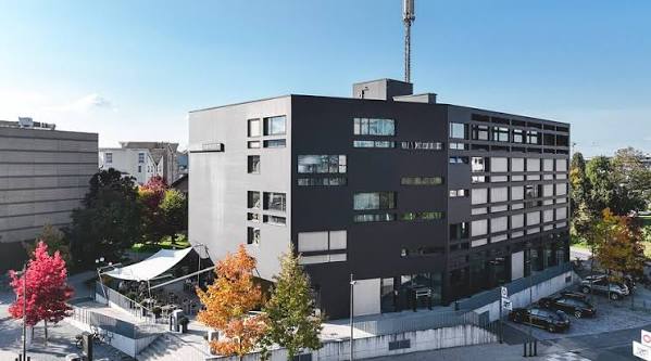 Moderne Fassade eines Apartmenthauses mit Balkonen in einer europäischen Stadt