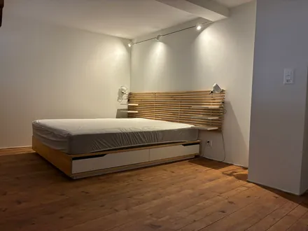 La chambre avec son lit double