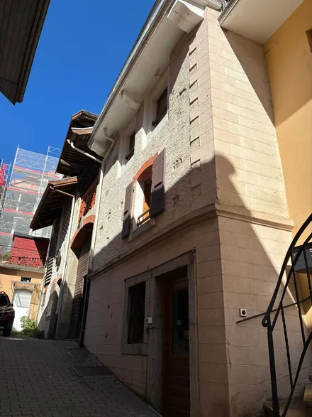 La ferme transformée de la Ruelle de la Poste, vue depuis la ruelle