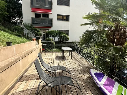La terrasse de 30 m², avec plancher et bains de soleil, face au lac Léman