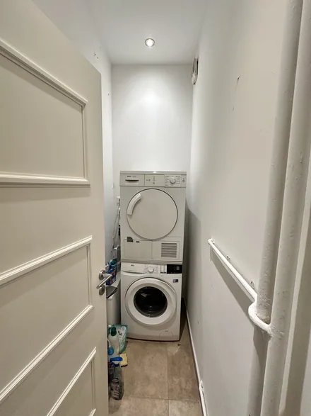 Buanderie avec la machine à laver et le sèche-linge